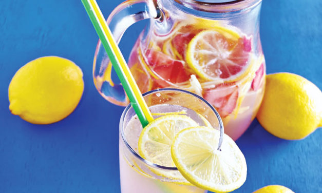 Drinks by  the Poolside | Pink Moscato Strawberry Lemonade